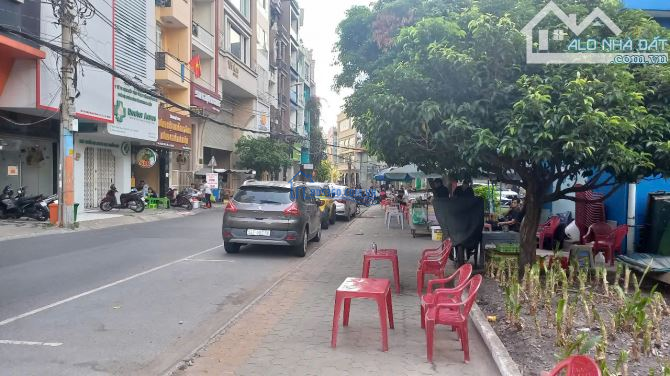 Văn phòng cho thuê Quận 10 – 4 tầng + lửng, đối diện công viên, xe hơi đỗ thoải mái