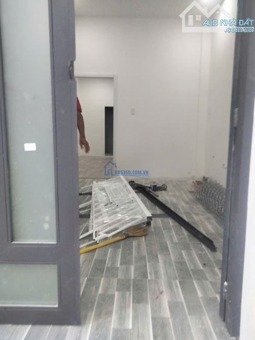 Cho thuê nhà mới xây giá rẻ, có 3 phòng ngủngay Hàng Xanh, phường 15, Bình Thạnh