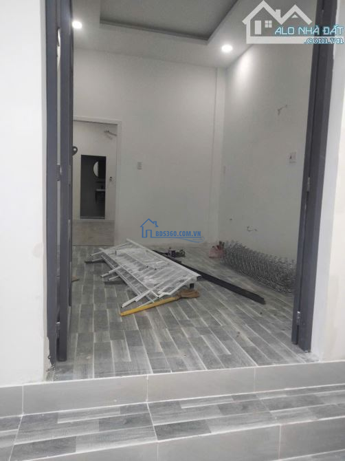 Cho thuê nhà mới xây giá rẻ, có 3 phòng ngủngay Hàng Xanh, phường 15, Bình Thạnh