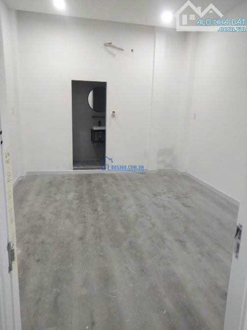 Cho thuê nhà mới xây giá rẻ, có 3 phòng ngủngay Hàng Xanh, phường 15, Bình Thạnh