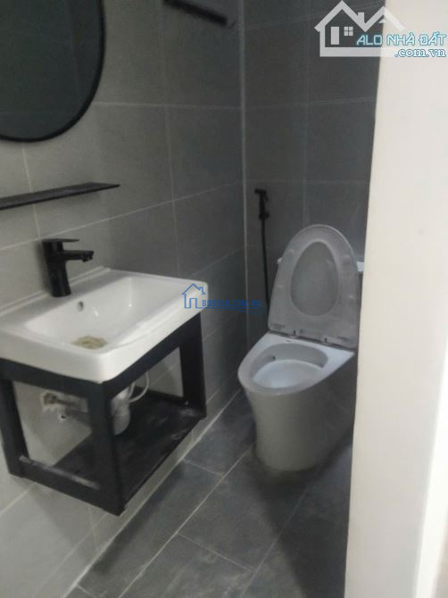Cho thuê nhà mới xây giá rẻ, có 3 phòng ngủngay Hàng Xanh, phường 15, Bình Thạnh