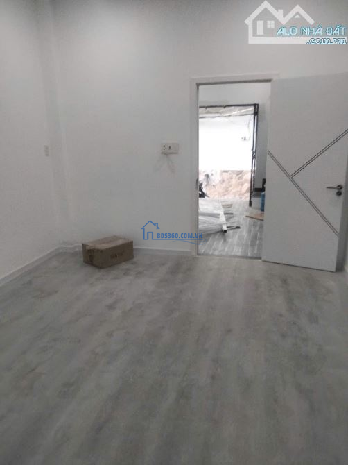 Cho thuê nhà mới xây giá rẻ, có 3 phòng ngủngay Hàng Xanh, phường 15, Bình Thạnh