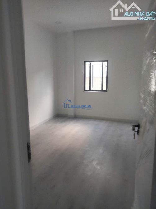 Cho thuê nhà mới xây giá rẻ, có 3 phòng ngủngay Hàng Xanh, phường 15, Bình Thạnh