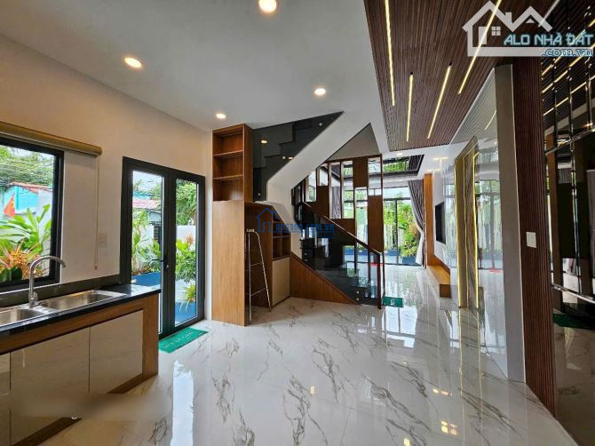 SIÊU PHẨM VILLA GÓC 2 MẶT TIỀN VIEW SÂN GOLF, FULL THỔ, SỔ HỒNG, MT ĐƯỜNG 12M - GIÁ 4,9TỶ