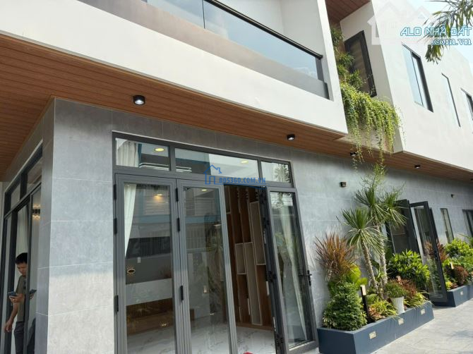 Bán nhà góc biệt thự vườn mới đẳng cấp 1 trệt + 1 lầu - DT 142m2 - đường nhựa 6m - 4ty9