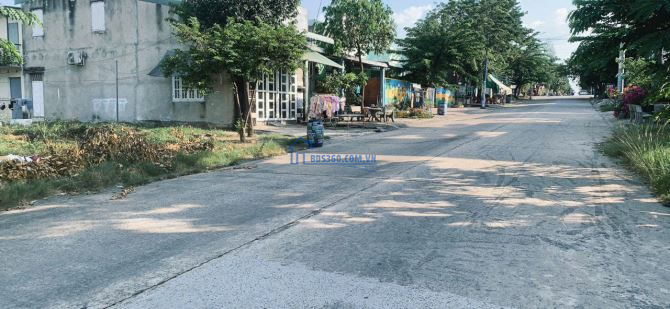 ông anh cần bán ngay lô đất 300m , full thổ cư , sát KCN lớn nhất bình dương
