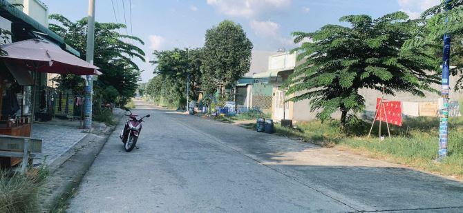 ông anh cần bán ngay lô đất 300m , full thổ cư , sát KCN lớn nhất bình dương
