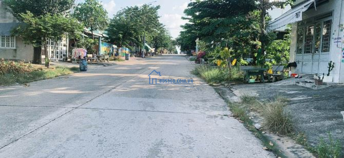 ông anh cần bán ngay lô đất 300m , full thổ cư , sát KCN lớn nhất bình dương