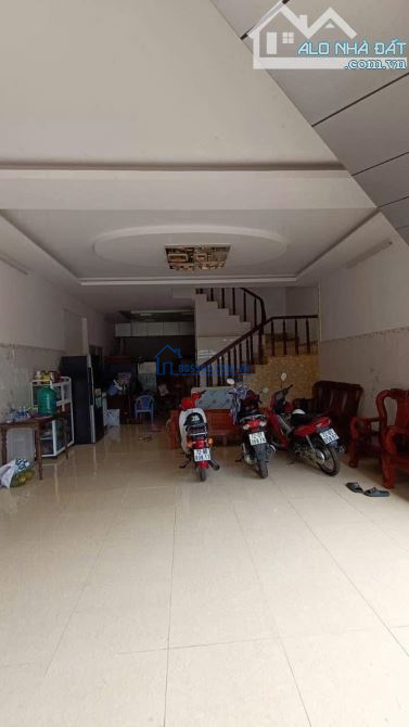 Cần bán nhà 2 mặt tiền thành phố bà rịa DT: 6x15 1t2l giá 2.4 tỷ mặt sau là chợ
