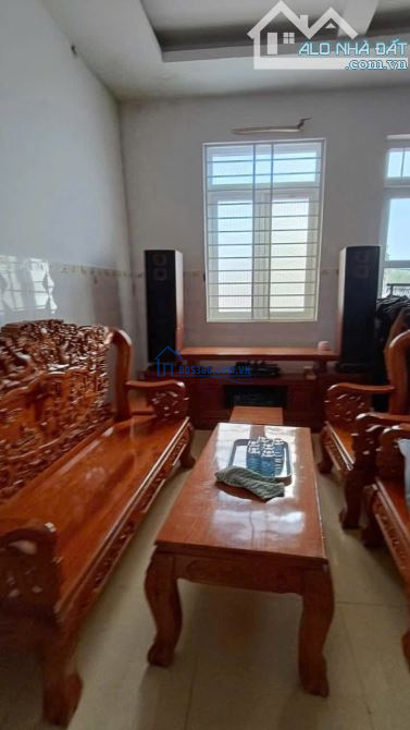 Cần bán nhà 2 mặt tiền thành phố bà rịa DT: 6x15 1t2l giá 2.4 tỷ mặt sau là chợ
