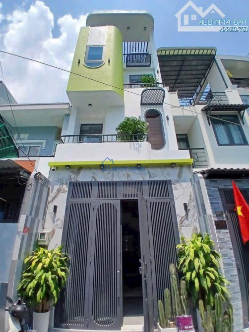 Cách Chợ Thiếc 300m hẻm 172/Tạ Uyên Q11.Xây 2tầng-3PN-40m2.SHR gọi e nha giá chỉ 3tỷ068