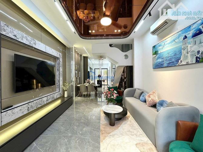 Cách Chợ Thiếc 300m hẻm 172/Tạ Uyên Q11.Xây 2tầng-3PN-40m2.SHR gọi e nha giá chỉ 3tỷ068