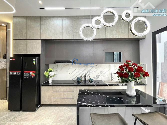 Cách Chợ Thiếc 300m hẻm 172/Tạ Uyên Q11.Xây 2tầng-3PN-40m2.SHR gọi e nha giá chỉ 3tỷ068