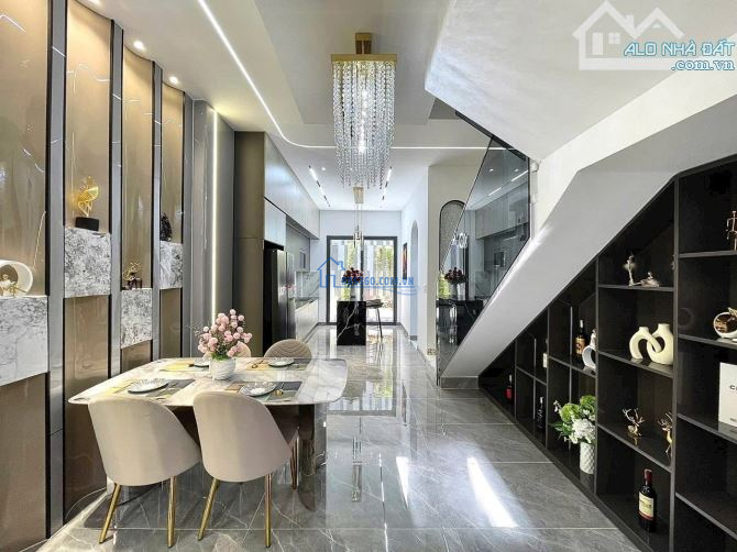 Cách Chợ Thiếc 300m hẻm 172/Tạ Uyên Q11.Xây 2tầng-3PN-40m2.SHR gọi e nha giá chỉ 3tỷ068