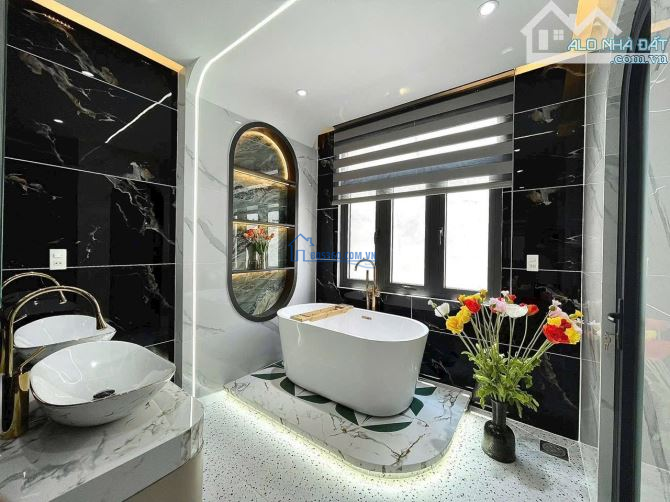 Cách Chợ Thiếc 300m hẻm 172/Tạ Uyên Q11.Xây 2tầng-3PN-40m2.SHR gọi e nha giá chỉ 3tỷ068