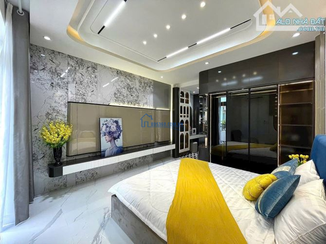 Cách Chợ Thiếc 300m hẻm 172/Tạ Uyên Q11.Xây 2tầng-3PN-40m2.SHR gọi e nha giá chỉ 3tỷ068