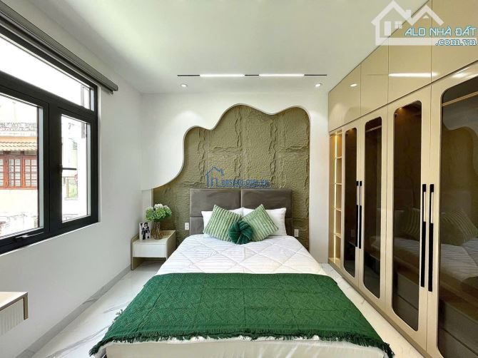 Cách Chợ Thiếc 300m hẻm 172/Tạ Uyên Q11.Xây 2tầng-3PN-40m2.SHR gọi e nha giá chỉ 3tỷ068