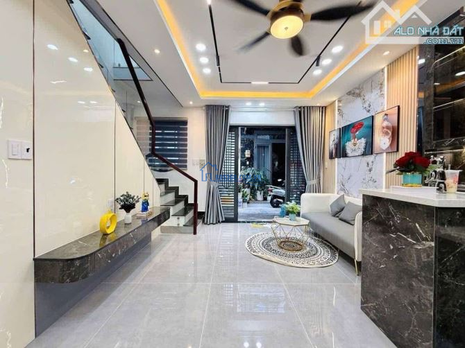 Bán gấp nhà đẹp Nguyễn Biểu, Quận 5, 50m2, hđ thuê 25tr/tháng, giá 2 tỉ 350