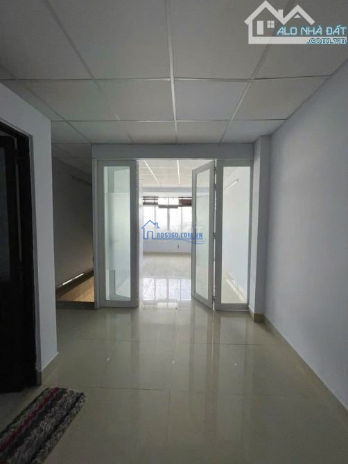 Cho thuê nhà 3 lầu suốt MT Nguyễn Hữu Cảnh 4,5x14m giá 24 triệu