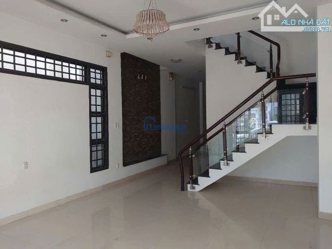 Cho thuê nhà 3 tầng MT Dương Quảng Hàm . DT 5x27m. Giá 35 triệu/tháng