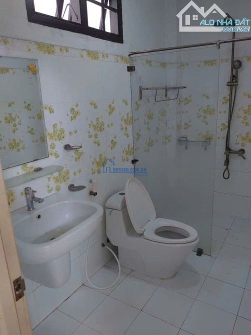 Cho thuê nhà 3 tầng MT Dương Quảng Hàm . DT 5x27m. Giá 35 triệu/tháng