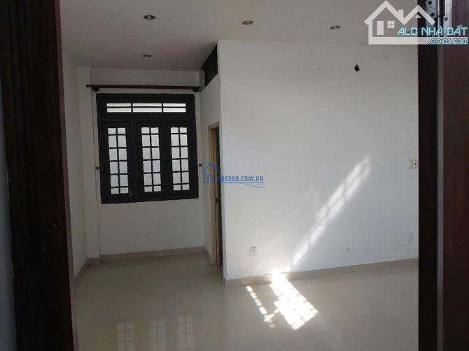 Cho thuê nhà 3 tầng MT Dương Quảng Hàm . DT 5x27m. Giá 35 triệu/tháng