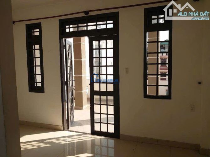 Cho thuê nhà 3 tầng MT Dương Quảng Hàm . DT 5x27m. Giá 35 triệu/tháng