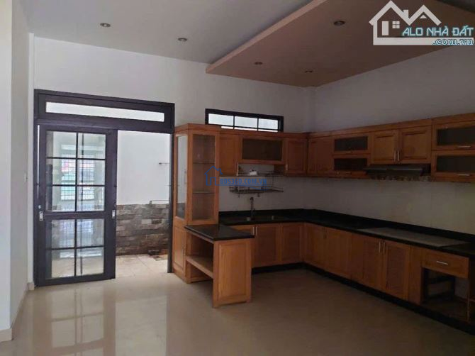 Cho thuê nhà 3 tầng MT Dương Quảng Hàm . DT 5x27m. Giá 35 triệu/tháng