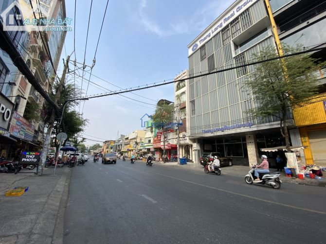 Cho thuê tòa nhà 176 Nguyễn Gia Trí, Q. Bình Thạnh. DTSD: 700m2, 7 tầng thang máy