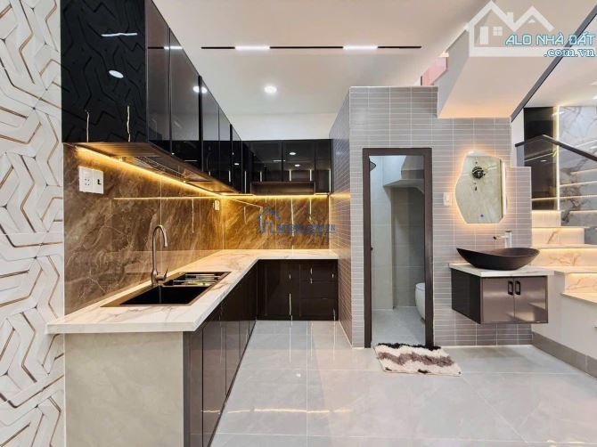 Nhà ngộp, giá mềm ngay Bến Vân Đồn, Phường 5, Quận 4. DT: 55m2 / 3 Tỷ 090. SHR, hẻm 4.5m