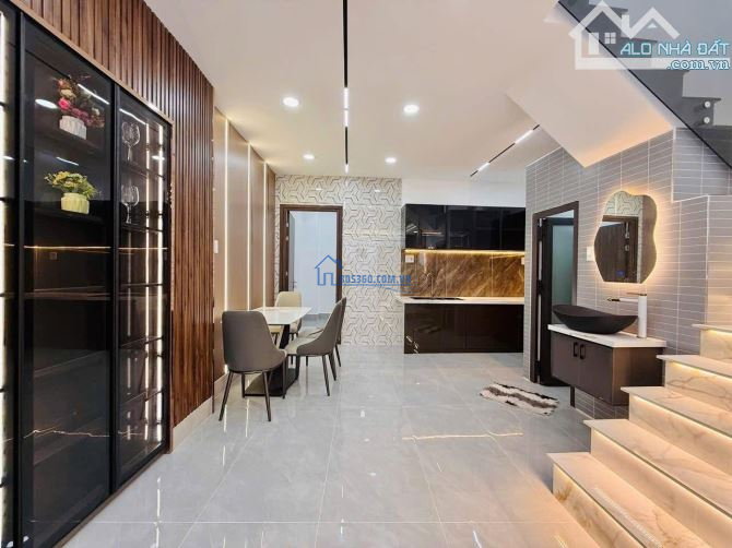 Nhà ngộp, giá mềm ngay Bến Vân Đồn, Phường 5, Quận 4. DT: 55m2 / 3 Tỷ 090. SHR, hẻm 4.5m