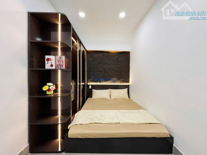 Nhà ngộp, giá mềm ngay Bến Vân Đồn, Phường 5, Quận 4. DT: 55m2 / 3 Tỷ 090. SHR, hẻm 4.5m