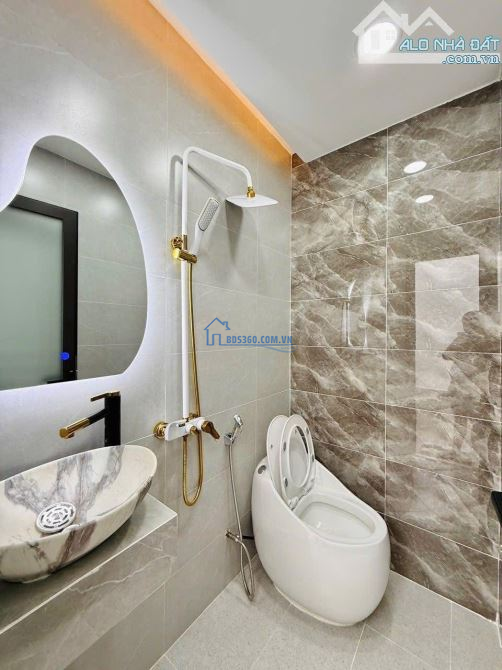 Nhà ngộp, giá mềm ngay Bến Vân Đồn, Phường 5, Quận 4. DT: 55m2 / 3 Tỷ 090. SHR, hẻm 4.5m