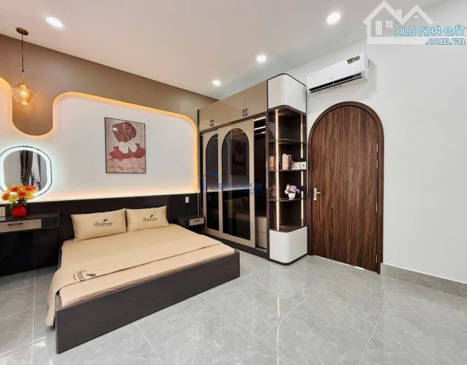 Nhà ngộp, giá mềm ngay Bến Vân Đồn, Phường 5, Quận 4. DT: 55m2 / 3 Tỷ 090. SHR, hẻm 4.5m