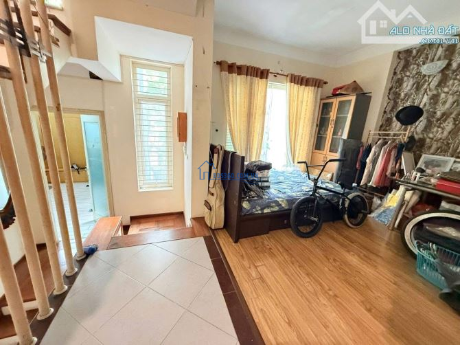 Giá Ngon! Chỉ 17 Tỷ, Bán Nhà Gần Xuân La,Tây Hồ - Lô Góc - 2 Mặt Tiền - Ô Tô Tránh - 72M2