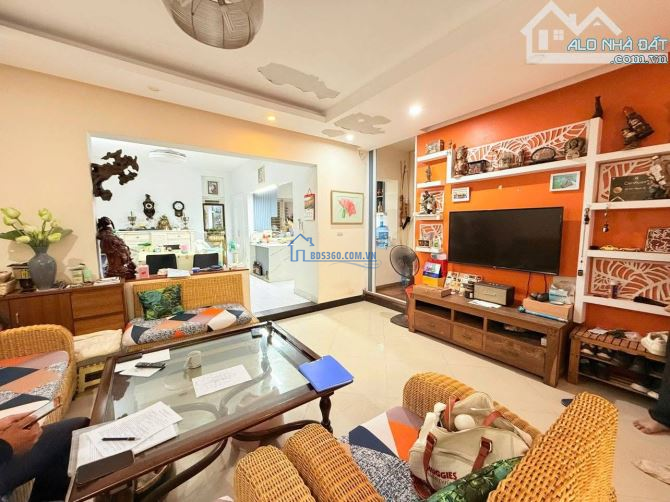 Giá Ngon! Chỉ 17 Tỷ, Bán Nhà Gần Xuân La,Tây Hồ - Lô Góc - 2 Mặt Tiền - Ô Tô Tránh - 72M2