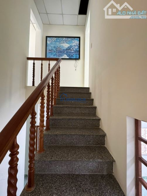 Cho thuê nhà nguyên căn 2 tầng có đầy đủ nội thất mới keng ngay hà bổng, trung tâm du lịc