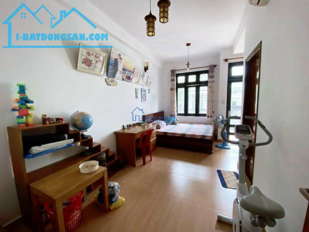 NHÀ ĐẸP LUNG LINH , 3 TẦNG , 65M2 ,GẦN VÒNG XOAY NGUYỄN DUY TRINH, PHÚ HỮU, Q9 ,GIÁP Q2 ,