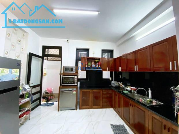 NHÀ ĐẸP LUNG LINH , 3 TẦNG , 65M2 ,GẦN VÒNG XOAY NGUYỄN DUY TRINH, PHÚ HỮU, Q9 ,GIÁP Q2 ,