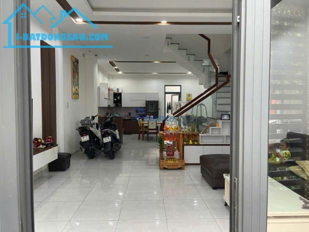 Bán Nhà 3 Tầng,Gần BV Lê Văn Thịnh,Quận 2, 65m2 (6 x 11 ),Hẻm xe hơi thông, Mới đẹp Ở Ngay