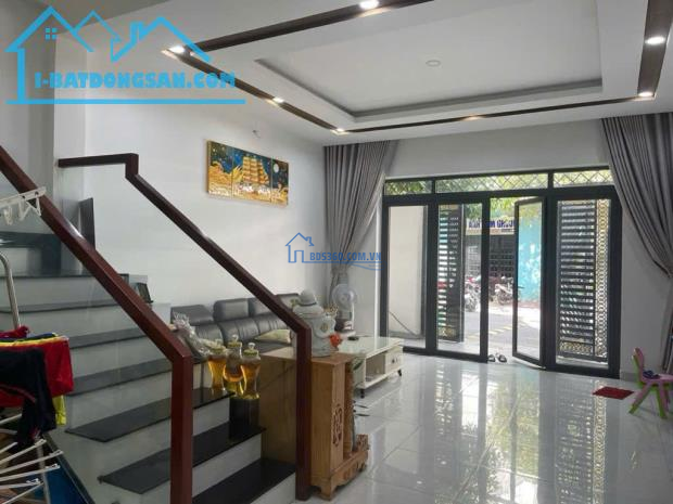Bán Nhà 3 Tầng,Gần BV Lê Văn Thịnh,Quận 2, 65m2 (6 x 11 ),Hẻm xe hơi thông, Mới đẹp Ở Ngay