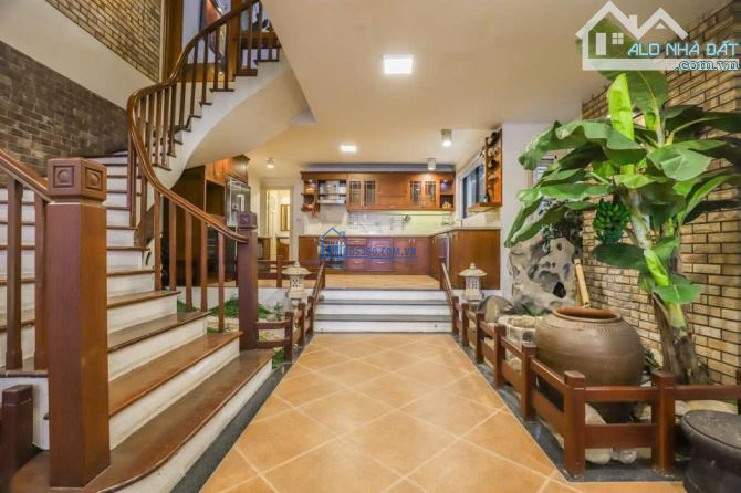 Cho thuê nhà 5 tầng mặt phố Tô Ngọc Vân, Quảng An, Tây Hồ, Hà Nội