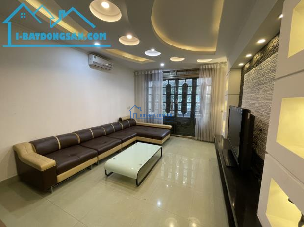Cho thuê nhà vị trí đẹp phố Văn Cao, DT: 90m2, 6 p.ngủ khép kín.