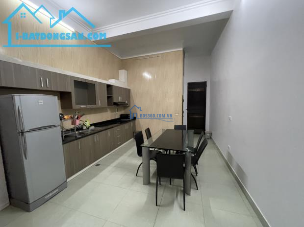 Cho thuê nhà vị trí đẹp phố Văn Cao, DT: 90m2, 6 p.ngủ khép kín.