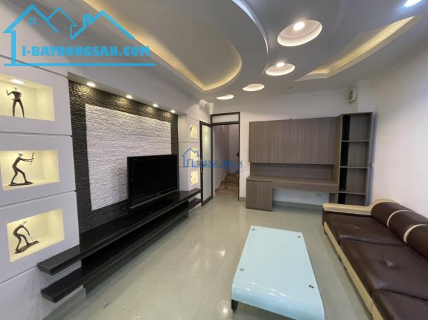 Cho thuê nhà vị trí đẹp phố Văn Cao, DT: 90m2, 6 p.ngủ khép kín.