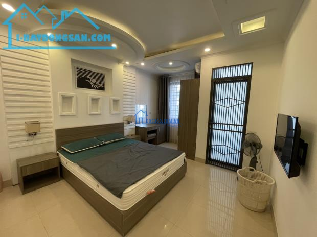 Cho thuê nhà vị trí đẹp phố Văn Cao, DT: 90m2, 6 p.ngủ khép kín.