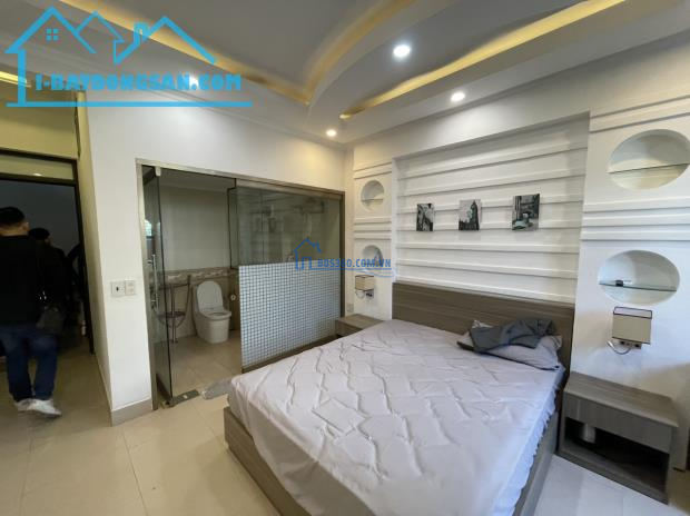 Cho thuê nhà vị trí đẹp phố Văn Cao, DT: 90m2, 6 p.ngủ khép kín.