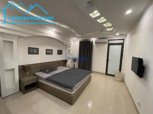 Cho thuê nhà vị trí đẹp phố Văn Cao, DT: 90m2, 6 p.ngủ khép kín.