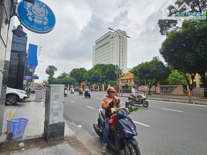 Cho Thuê Building Góc 2MT Hoàng Văn Thụ - 8 Tầng thang máy - 8x25m - Giá Rẻ